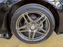 かっこいいデザインのアルミホイール付。このデザインが足元を引き締まった感じにさせてくれますね。鉄ホイールと違って軽いので燃費にも影響してきます。ガソリンの高騰にも少しは貢献するかと思いますよ。”