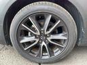 かっこいいデザインのアルミホイール付。このデザインが足元を引き締まった感じにさせてくれますね。鉄ホイールと違って軽いので燃費にも影響してきます。ガソリンの高騰にも少しは貢献するかと思いますよ。”