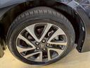 かっこいいデザインのアルミホイール付。このデザインが足元を引き締まった感じにさせてくれますね。鉄ホイールと違って軽いので燃費にも影響してきます。ガソリンの高騰にも少しは貢献するかと思いますよ。”