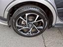 かっこいいデザインのアルミホイール付。このデザインが足元を引き締まった感じにさせてくれますね。鉄ホイールと違って軽いので燃費にも影響してきます。ガソリンの高騰にも少しは貢献するかと思いますよ。”