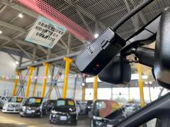 ドライブレコーダー付きのお車です！事故の際の証拠能力の期待や、当て逃げ対策、車上荒らしに逢ってしまった際など、様々な場面で大活躍間違いなしです♪ 6