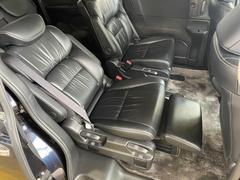 車内でゆったりと過ごすことの出来るオットマンシート付きです。ほとんどの８人乗りには付いていない７人乗り特有の装備と言えますネ☆オットマンで上質なくつろぎ空間をどうぞ♪ 6