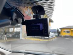 ドライブレコーダー付きのお車です！事故の際の証拠能力の期待や、当て逃げ対策、車上荒らしに逢ってしまった際など、様々な場面で大活躍間違いなしです♪ 4