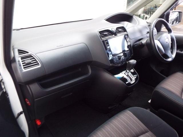 セレナ ハイウェイスター　Ｖセレ＋セーフティＩＩ　ＳＨＶ　エマージェンシーブレーキ　アイドリングストップ　ナビＴＶ　ＤＶＤ　ＣＤ　Ｂｌｕｅｔｏｏｔｈ　アラウンドビューモニター　ＥＴＣ　ＬＥＤヘッドライト　横滑り防止付き　クルーズコントロール　両側電動ドア（26枚目）