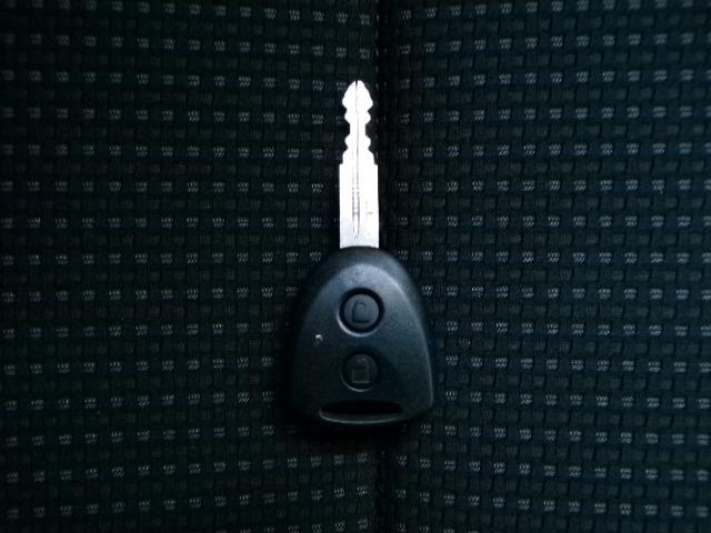 ハイゼットカーゴ クルーズ　ナビＴＶ　ＤＶＤ　ＣＤ　Ｂｌｕｅｔｏｏｔｈ　バックカメラ　アイドリングストップ　プライバシーガラス　電動格納ドアミラー　キーレスエントリー　マニュアル車（16枚目）