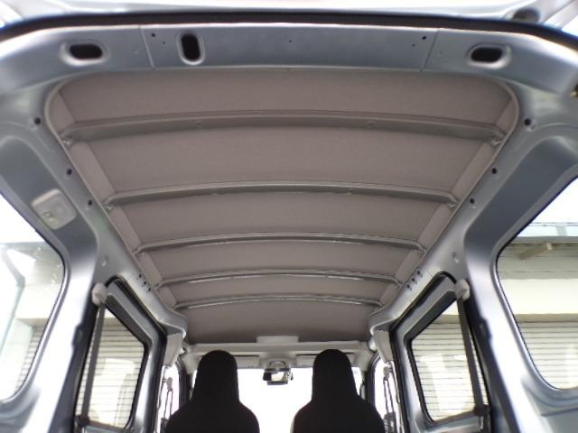 ハイゼットカーゴ ＤＸ　４ＷＤ　スマートアシストブレーキ　横滑り防止付き　ＣＶＴ　アイドリングストップ　ＬＥＤヘッドライト・フォグ　オートライト　オートハイビーム　プライバシーガラス　電動格納ドアミラー　パーキングセンサー　リアヒーターダクト　キーレスエントリー（12枚目）