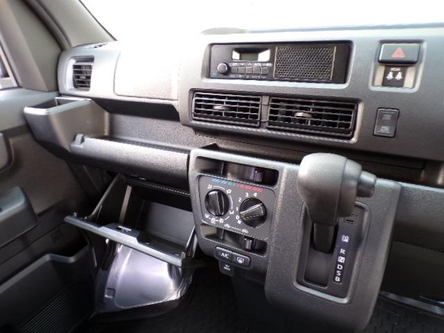 ハイゼットカーゴ ＤＸ　４ＷＤ　スマートアシストブレーキ　横滑り防止付き　ＣＶＴ　アイドリングストップ　ＬＥＤヘッドライト・フォグ　オートライト　オートハイビーム　プライバシーガラス　電動格納ドアミラー　パーキングセンサー　リアヒーターダクト　キーレスエントリー（16枚目）