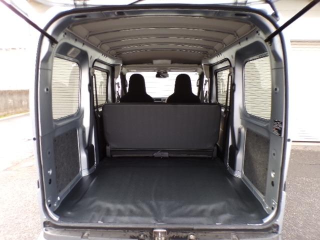 ハイゼットカーゴ ＤＸ　４ＷＤ　スマートアシストブレーキ　横滑り防止付き　ＣＶＴ　アイドリングストップ　ＬＥＤヘッドライト・フォグ　オートライト　オートハイビーム　プライバシーガラス　電動格納ドアミラー　パーキングセンサー　リアヒーターダクト　キーレスエントリー（27枚目）