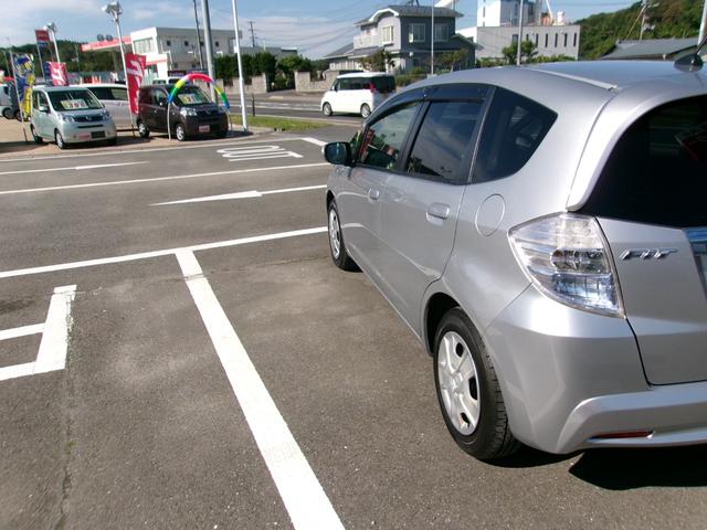 フィットハイブリッド スマートセレクション　メモリーナビＴＶ　バックカメラ　オートクルーズコントロール　ＥＴＣ車載器　スマートキー（3枚目）