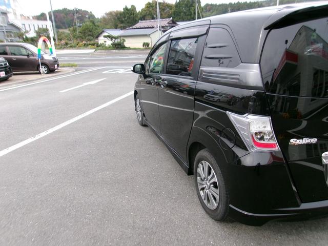 フリードスパイクハイブリッド ジャストセレクション＋　メモリーナビＴＶ　バックカメラ　ディスチャージヘッドライト　左側パワースライドドア　純正１５インチアルミホイル　オートクルーズコントロール　ＥＴＣ車載器　スマートキー（3枚目）