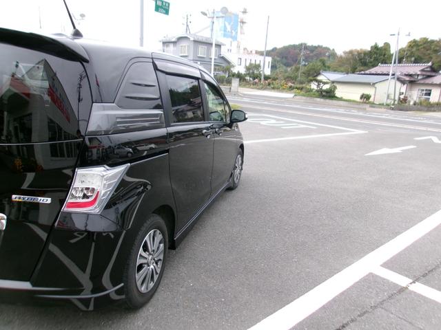 フリードスパイクハイブリッド ジャストセレクション＋　メモリーナビＴＶ　バックカメラ　ディスチャージヘッドライト　左側パワースライドドア　純正１５インチアルミホイル　オートクルーズコントロール　ＥＴＣ車載器　スマートキー（4枚目）