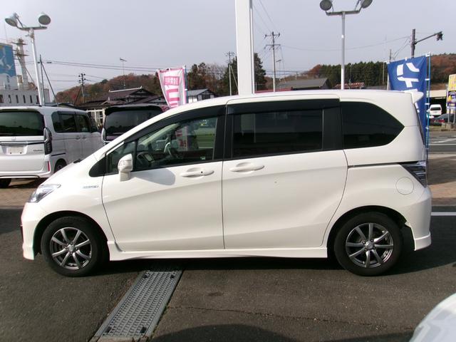 フリードハイブリッド ジャストセレクション　メモリーナビＴＶ　バックカメラ　ディスチャージヘッドライト　両側パワースライドドア　社外１５インチアルミホイル　オートクルーズコントロール　ＥＴＣ車載器　スマートキー（2枚目）