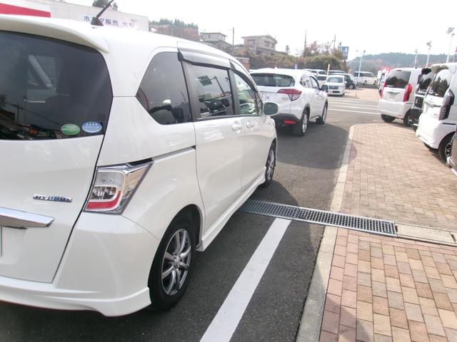 フリードハイブリッド ジャストセレクション　メモリーナビＴＶ　バックカメラ　ディスチャージヘッドライト　両側パワースライドドア　社外１５インチアルミホイル　オートクルーズコントロール　ＥＴＣ車載器　スマートキー（4枚目）