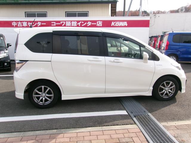 フリードハイブリッド ジャストセレクション　メモリーナビＴＶ　バックカメラ　ディスチャージヘッドライト　両側パワースライドドア　社外１５インチアルミホイル　オートクルーズコントロール　ＥＴＣ車載器　スマートキー（5枚目）