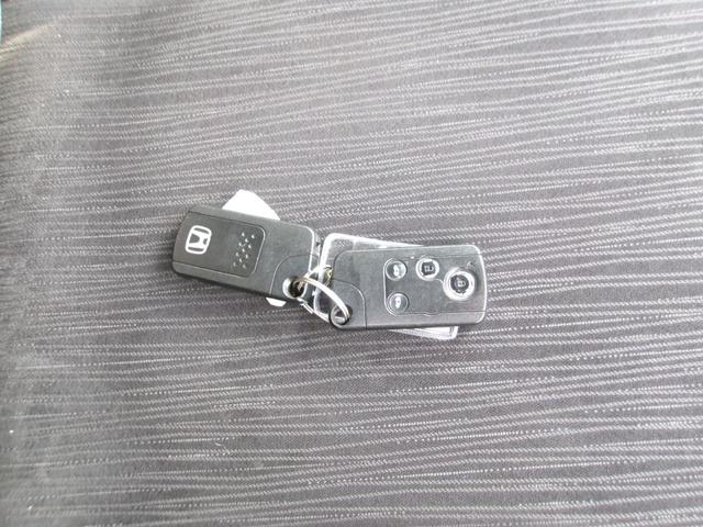 フリードハイブリッド ジャストセレクション　メモリーナビＴＶ　バックカメラ　ディスチャージヘッドライト　両側パワースライドドア　社外１５インチアルミホイル　オートクルーズコントロール　ＥＴＣ車載器　スマートキー（17枚目）