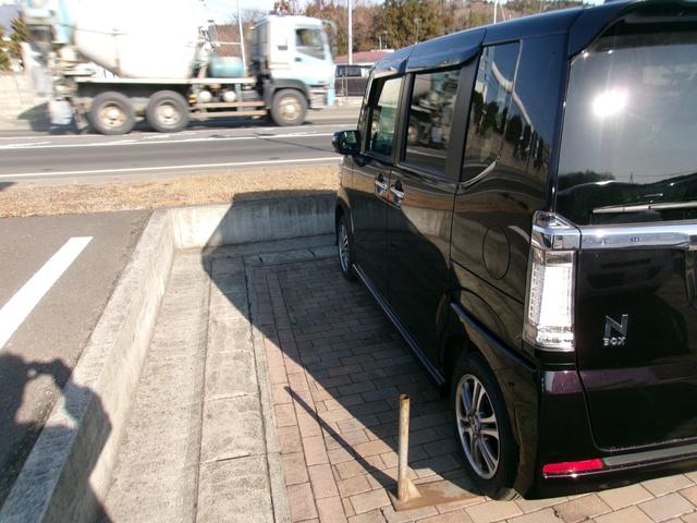 Ｎ－ＢＯＸカスタム Ｇ　ＳＳパッケージ　メモリーナビＴＶ　バックカメラ　後席モニター　ディスチャージヘッドライト　フォグライト　両側パワースライドドア　純正１４インチアルミホイル　スマートキー（3枚目）