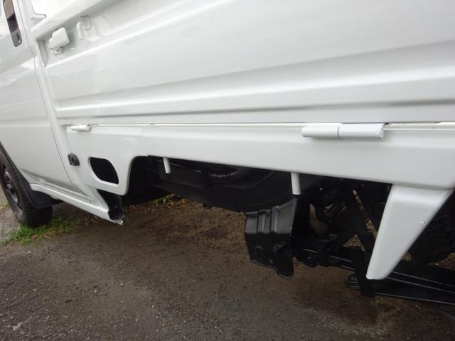 アクティトラック 　４ＷＤ　５速マニュアル　パワステ　エアバック　三方開　作業灯　ドアバイザー（9枚目）