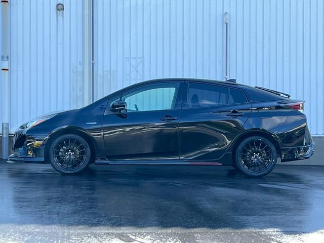 プリウス Ｓ　アルパイン９型ナビ　ＮＥＷ’Ｓ　ＤＥＳＩＧＮフルエアロ　２０２５年製タイヤ装着１７インチＡＷ　バックカメラ　Ｃピラーパネル交換済　トノカバー　ステアリングスイッチ　オートＬＥＤヘッドライト（13枚目）