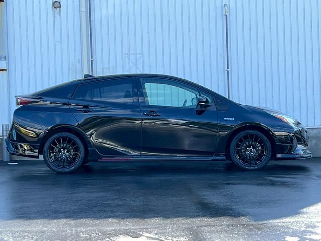 プリウス Ｓ　アルパイン９型ナビ　ＮＥＷ’Ｓ　ＤＥＳＩＧＮフルエアロ　２０２５年製タイヤ装着１７インチＡＷ　バックカメラ　Ｃピラーパネル交換済　トノカバー　ステアリングスイッチ　オートＬＥＤヘッドライト（17枚目）