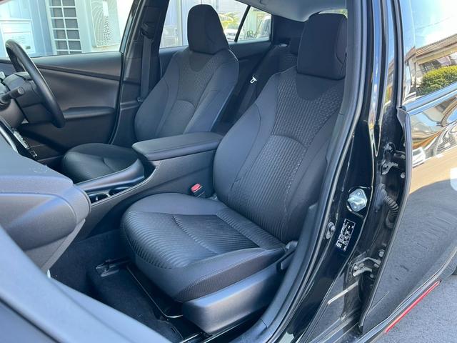 プリウス Ｓ　アルパイン９型ナビ　ＮＥＷ’Ｓ　ＤＥＳＩＧＮフルエアロ　２０２５年製タイヤ装着１７インチＡＷ　バックカメラ　Ｃピラーパネル交換済　トノカバー　ステアリングスイッチ　オートＬＥＤヘッドライト（50枚目）