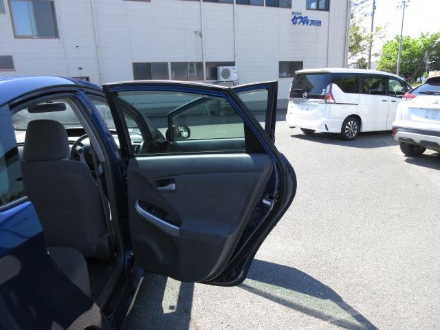 プリウス Ｓツーリングセレクション　純正ＳＤナビＴＶ　社外リアテールランプ　ガイド付きバックカメラ　ＥＴＣ車載器　ヘッドライトウォッシャー　オートライト　純正１７インチアルミホイール　ＡＵＸ接続　スペアタイヤ付き　ＬＥＤヘッドライト（34枚目）