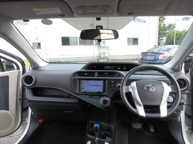 アクア Ｇ　禁煙車　１オーナー　社外ＳＤナビ　バックカメラ　ＥＴＣ　横滑り防止装置　スマートキー　プッシュスタート　ＣＤプレイヤー　オートライト　プライバシーガラス　社外１５インチアルミホイール　ドアバイザー（10枚目）