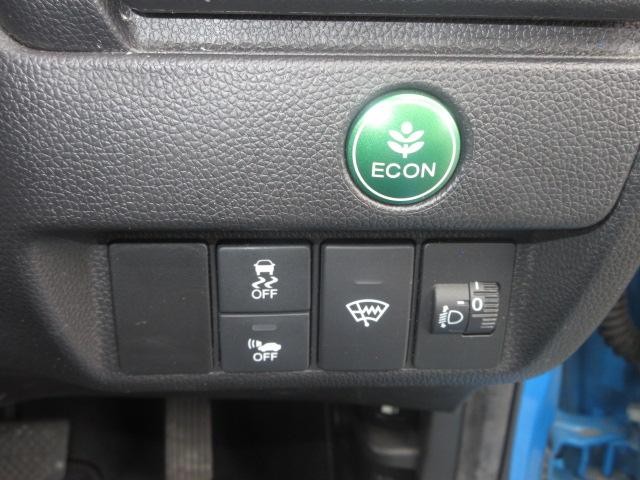 フィットハイブリッド Ｆパッケージ　４ＷＤ　寒冷地仕様　禁煙車　社外ＳＤナビＴＶ　フルセグＴＶ　　バックカメラ　ＥＴＣ　プッシュスタート　スマートキー　ＢＴ接続　ＣＤ・ＤＶＤ再生　ワイパーデアイサー　ミュージックサーバー　ＡＭ・ＦＭ（16枚目）