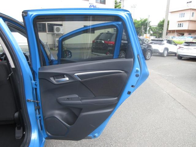 フィットハイブリッド Ｆパッケージ　４ＷＤ　寒冷地仕様　禁煙車　社外ＳＤナビＴＶ　フルセグＴＶ　　バックカメラ　ＥＴＣ　プッシュスタート　スマートキー　ＢＴ接続　ＣＤ・ＤＶＤ再生　ワイパーデアイサー　ミュージックサーバー　ＡＭ・ＦＭ（33枚目）