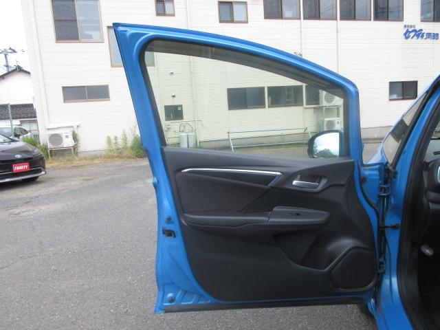 フィットハイブリッド Ｆパッケージ　４ＷＤ　寒冷地仕様　禁煙車　社外ＳＤナビＴＶ　フルセグＴＶ　　バックカメラ　ＥＴＣ　プッシュスタート　スマートキー　ＢＴ接続　ＣＤ・ＤＶＤ再生　ワイパーデアイサー　ミュージックサーバー　ＡＭ・ＦＭ（35枚目）