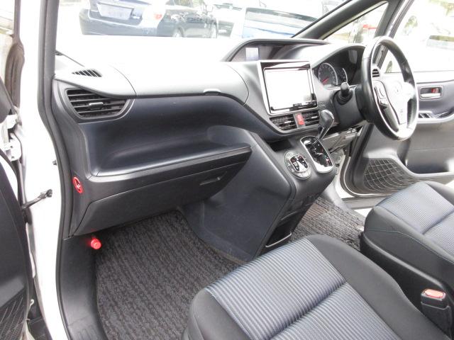 ノア Ｓｉ　４ＷＤ　寒冷地仕様　１オーナー　純正９ｉｎナビＴＶ　バック、フロントカメラ　１１ｉｎフリップダウンモニター　両側パワスラ　ＥＴＣ　ＬＥＤライト　ＢＴ接続　プッシュスタート　ワイパーデアイサー（13枚目）