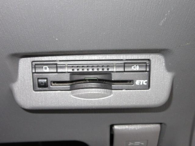 プリウスアルファ Ｓ　７人　純正ナビ　フルセグＴＶ　バックカメラ　障害物センサー　スマートキー・プッシュスタート　ビルトインＥＴＣ　前フォグランプ　純正１６ｉｎアルミホイール　横滑り防止装置　ＢＴ接続　ＣＤ、ＤＶＤ再生（4枚目）