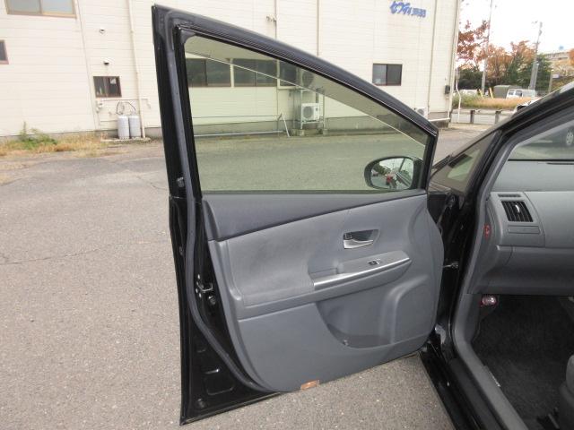 プリウスアルファ Ｓ　７人　純正ナビ　フルセグＴＶ　バックカメラ　障害物センサー　スマートキー・プッシュスタート　ビルトインＥＴＣ　前フォグランプ　純正１６ｉｎアルミホイール　横滑り防止装置　ＢＴ接続　ＣＤ、ＤＶＤ再生（48枚目）