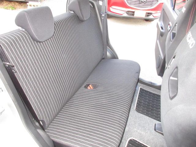 後席ＴＶモニター（フリップダウンモニター、リアエンターテイメントシステム）！！　後席に乗る方（特にお子様）が渋滞になっても飽きない必需品！　大型モニターが人気です。