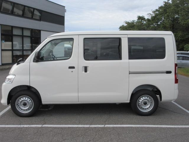 タウンエースバン ＧＬ　４ＷＤ　登録済未使用車　スマートアシスト　パワーウィンドウ　キーレス　エアコン　パワステ　ＬＥＤヘッドランプ（9枚目）