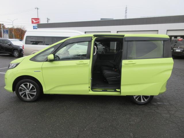 フリードハイブリッド ハイブリッド・Ｇホンダセンシング　４ＷＤ　ナビ　フルセグＴＶ　Ｂｌｕｅｔｏｏｔｈ　ＣＤ＆ＤＶＤ再生　バックカメラ　両側パワースライドドア　ドラレコ　ＬＥＤヘッドランプ　フロントワイパーデアイサー　ビルトインＥＴＣ　ドラレコ　クルコン（9枚目）