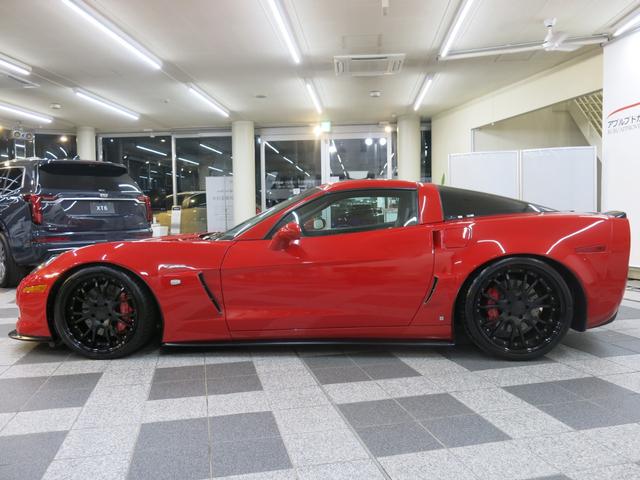 Ｚ０６　正規輸入車・６速ＭＴ・レザースポーツバケットＳ・ストラーダＨＤＤナビ＆フルセグＴＶ＆リアビューカメラ・Ｆエアサス・ワンオフ車高調キット・ワークグノーシスＦ１９＆Ｒ２０インチＡＷ(9枚目)