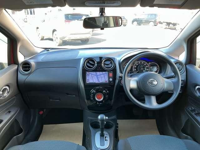 ノート １オーナー　純正メモリーナビ　バックカメラ　アイドリングストップ機能　左右エアバック　ＡＡＣ　スマキー　バックカメラ付き　アルミホイール　ＥＴＣ　パワーウィンドウ　ＡＢＳ　キーフリー　１オーナー　ナビＴＶ　パワーステアリング　メモリーナビ（4枚目）