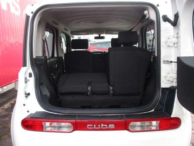 シートを前に倒すと、長い荷物も搭載できます。