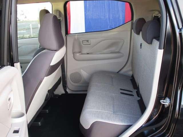 脚が組める程とっても広い後席空間♪大人２名ゆったり座れます♪