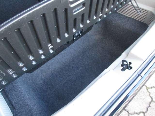 トランク下には大容量の収納スペースを確保