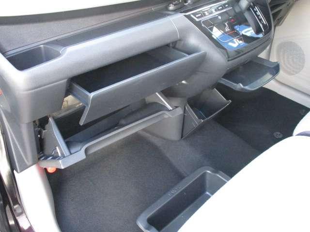 充実している収納スペース、車内に持ち込んだ小物も片付けラクラク♪