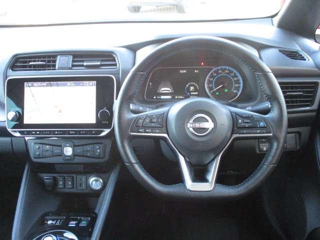 リーフ Ｘ　Ｖセレクション　９０周年記念車　ＢＯＳＥサウンド／当社試乗車／９０ｔｈ記念車　試乗車ＵＰ　全方位カメラ　ＬＥＤヘッドライト　インテリキー　レーンキープ　踏み間違い防止　ＥＴＣ　禁煙車　サイドカーテンエアバック　Ｂカメラ　ナビＴＶ（4枚目）