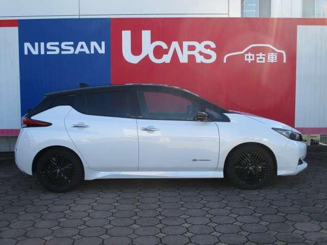 リーフ Ｘ　Ｖセレクション　９０周年記念車　ＢＯＳＥサウンド／当社試乗車／９０ｔｈ記念車　試乗車ＵＰ　全方位カメラ　ＬＥＤヘッドライト　インテリキー　レーンキープ　踏み間違い防止　ＥＴＣ　禁煙車　サイドカーテンエアバック　Ｂカメラ　ナビＴＶ（9枚目）