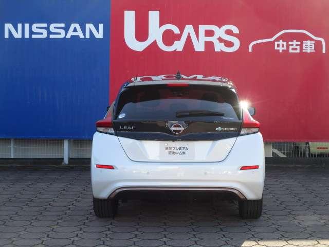 リーフ Ｘ　Ｖセレクション　９０周年記念車　ＢＯＳＥサウンド／当社試乗車／９０ｔｈ記念車　試乗車ＵＰ　全方位カメラ　ＬＥＤヘッドライト　インテリキー　レーンキープ　踏み間違い防止　ＥＴＣ　禁煙車　サイドカーテンエアバック　Ｂカメラ　ナビＴＶ（11枚目）