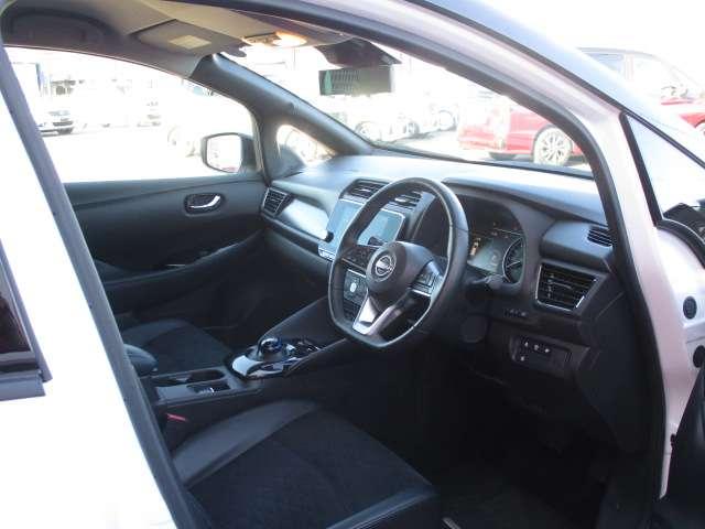 リーフ Ｘ　Ｖセレクション　９０周年記念車　ＢＯＳＥサウンド／当社試乗車／９０ｔｈ記念車　試乗車ＵＰ　全方位カメラ　ＬＥＤヘッドライト　インテリキー　レーンキープ　踏み間違い防止　ＥＴＣ　禁煙車　サイドカーテンエアバック　Ｂカメラ　ナビＴＶ（15枚目）