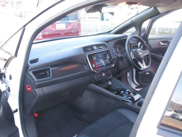 リーフ Ｘ　Ｖセレクション　９０周年記念車　ＢＯＳＥサウンド／当社試乗車／９０ｔｈ記念車　試乗車ＵＰ　全方位カメラ　ＬＥＤヘッドライト　インテリキー　レーンキープ　踏み間違い防止　ＥＴＣ　禁煙車　サイドカーテンエアバック　Ｂカメラ　ナビＴＶ（18枚目）