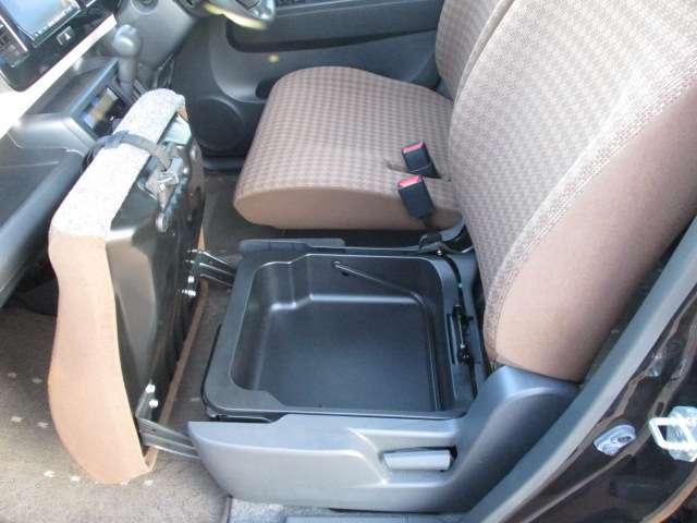 モコ ６６０　Ｘ　ＦＯＵＲ　４ＷＤ　純正ナビゲーション／シートヒーター純正ア　ナビ　フルオートエアコン　キーフリー　４ＷＤ車　エアバック　禁煙車　ＡＢＳ　パワーウィンドウ　パワーステアリング　アルミ　助手席エアバッグ　ワンオーナー　インテリキ－　メモリ－ナビ（6枚目）