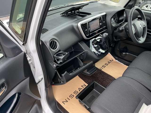 収納上手！上下２つのグローボックスなので小物や車検証など収納出来ます♪