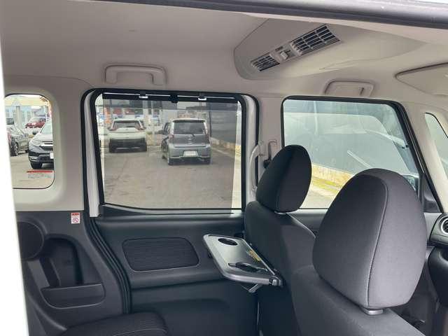 スルスルっと引き出せるロール式のサンシェード♪