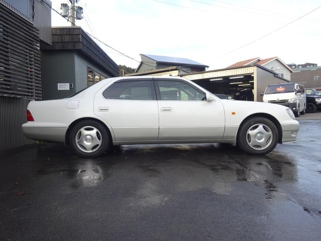 セルシオ Ｃ仕様　本革巻ステアリング　皮シート　パワーシート　シートヒーター　ウッドパネル　キーレス　ナビ　ＨＩＤヘッドライト　クルーズコントロール　トラクションコントロール（4枚目）